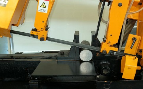 青山湖数控带锯床自动送料精度会出现偏差吗？